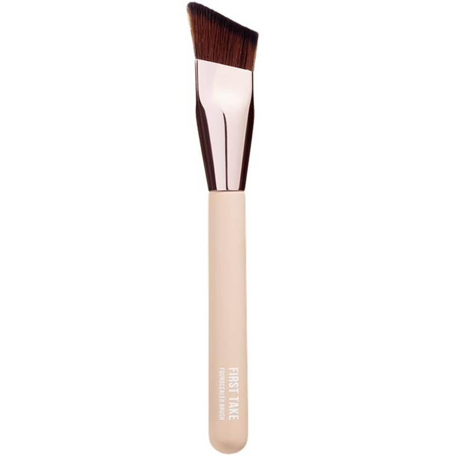 First Take Foundcealer Brush